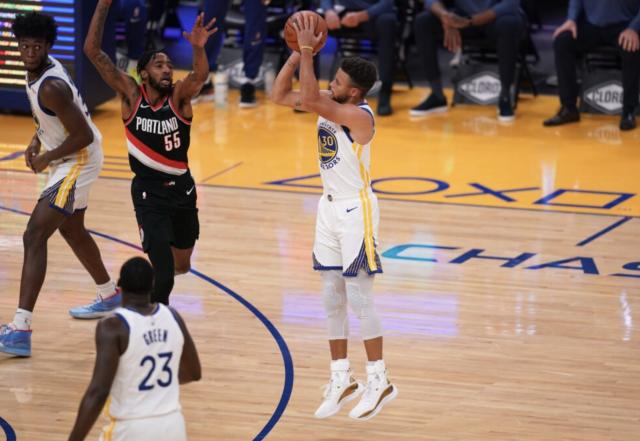 开云体育官网-侧翼防线被对手捅成蚂蜂窝 勇士面临棘手防守难题